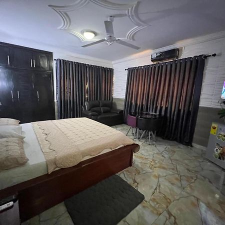 Nesta Barron -Home Away From Home North Legon エクステリア 写真