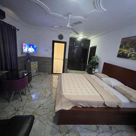 Nesta Barron -Home Away From Home North Legon エクステリア 写真