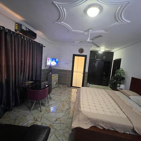 Nesta Barron -Home Away From Home North Legon エクステリア 写真