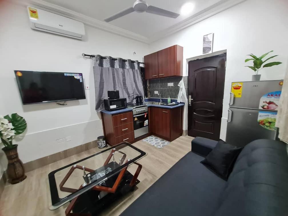 Nesta Barron -Home Away From Home North Legon エクステリア 写真