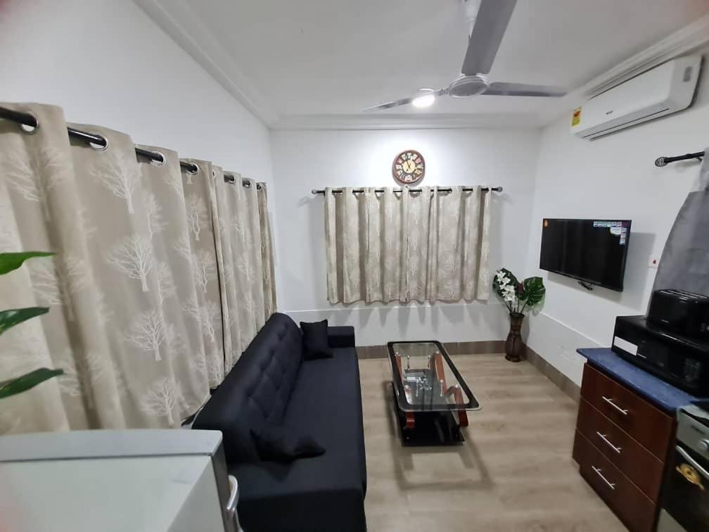 Nesta Barron -Home Away From Home North Legon エクステリア 写真