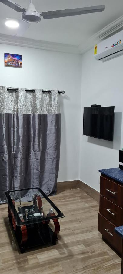 Nesta Barron -Home Away From Home North Legon エクステリア 写真