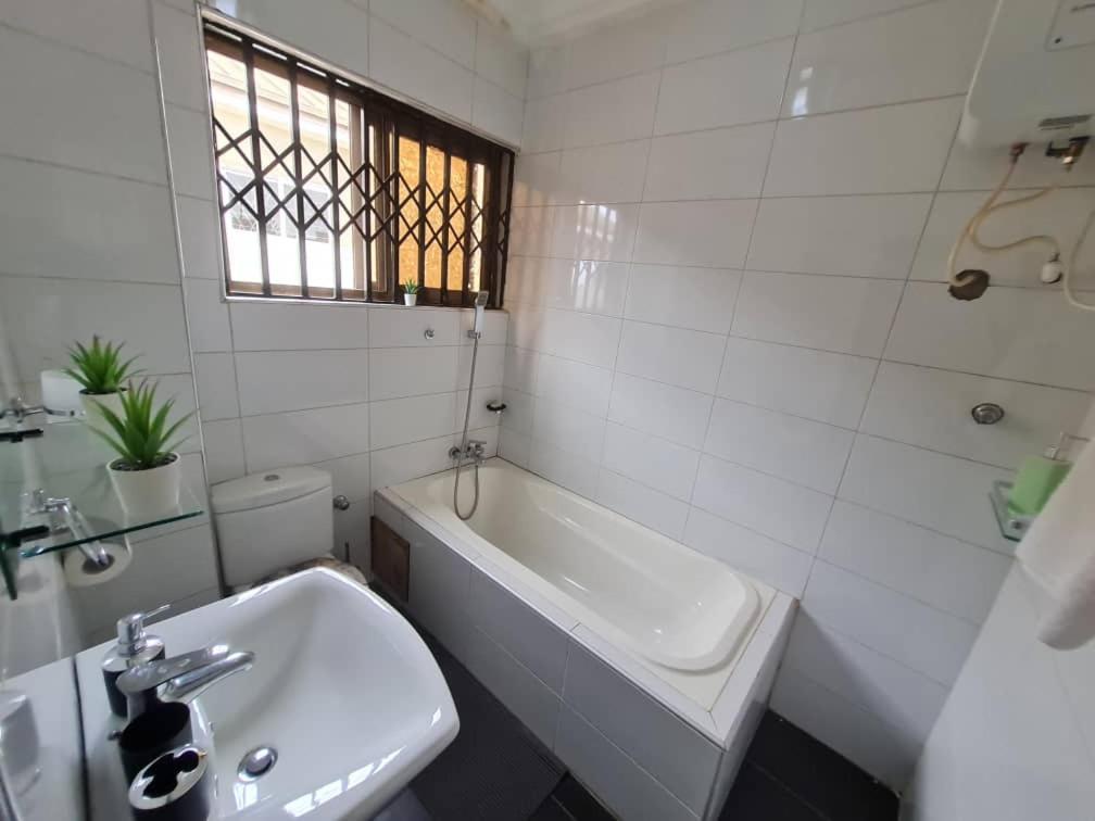Nesta Barron -Home Away From Home North Legon エクステリア 写真