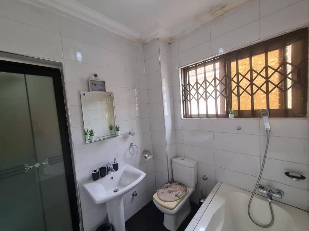 Nesta Barron -Home Away From Home North Legon 部屋 写真