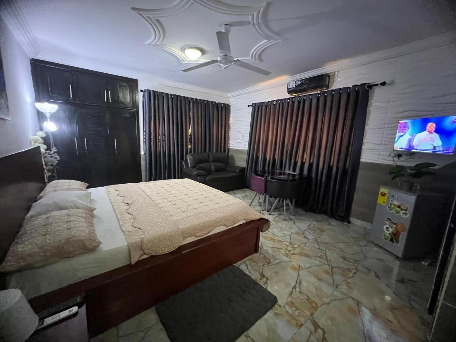 Nesta Barron -Home Away From Home North Legon エクステリア 写真