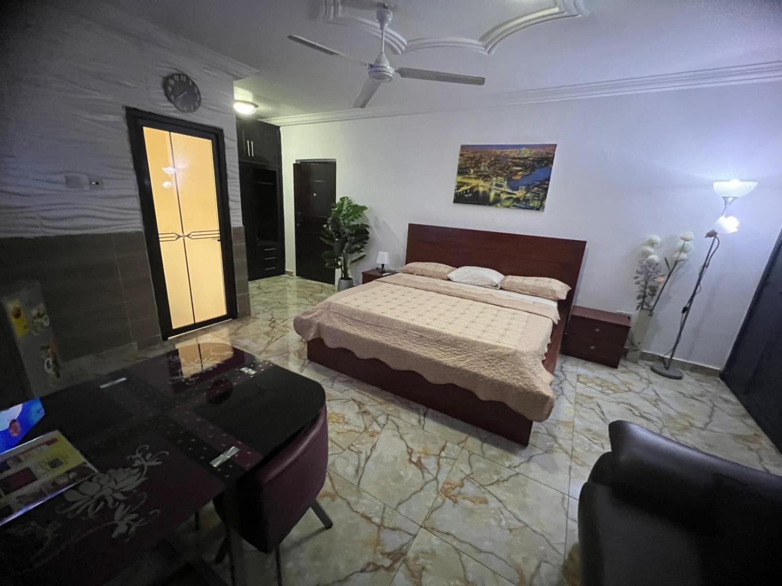 Nesta Barron -Home Away From Home North Legon エクステリア 写真