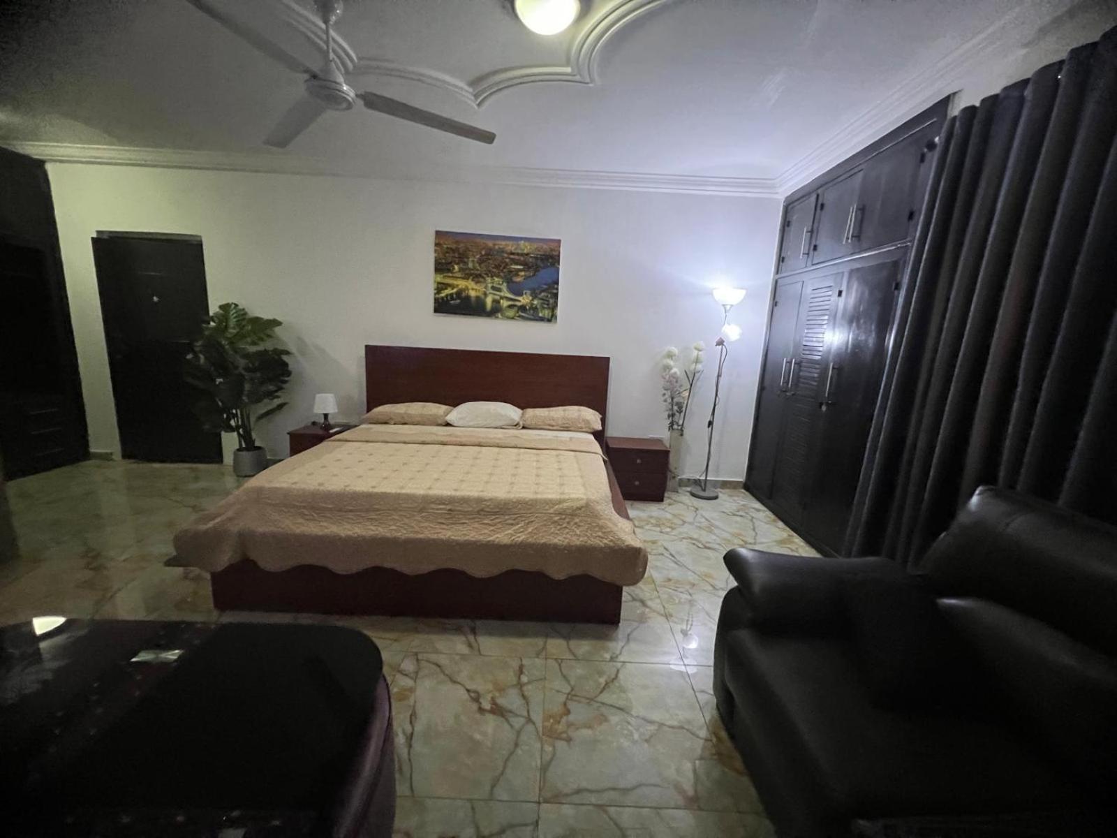 Nesta Barron -Home Away From Home North Legon エクステリア 写真