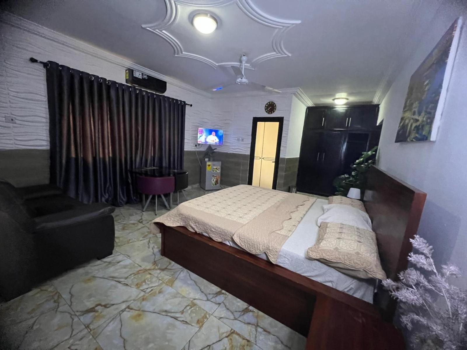 Nesta Barron -Home Away From Home North Legon エクステリア 写真