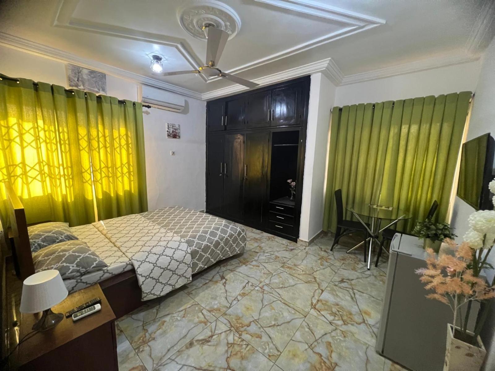 Nesta Barron -Home Away From Home North Legon エクステリア 写真