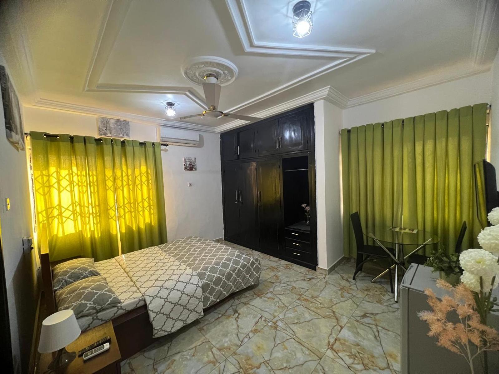 Nesta Barron -Home Away From Home North Legon エクステリア 写真