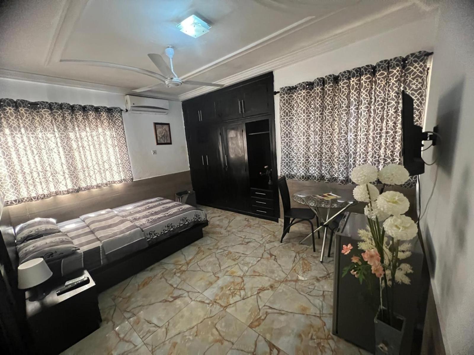 Nesta Barron -Home Away From Home North Legon エクステリア 写真
