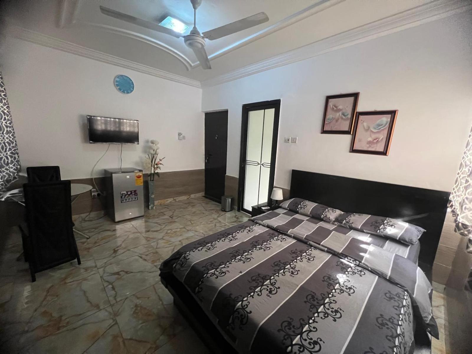 Nesta Barron -Home Away From Home North Legon エクステリア 写真