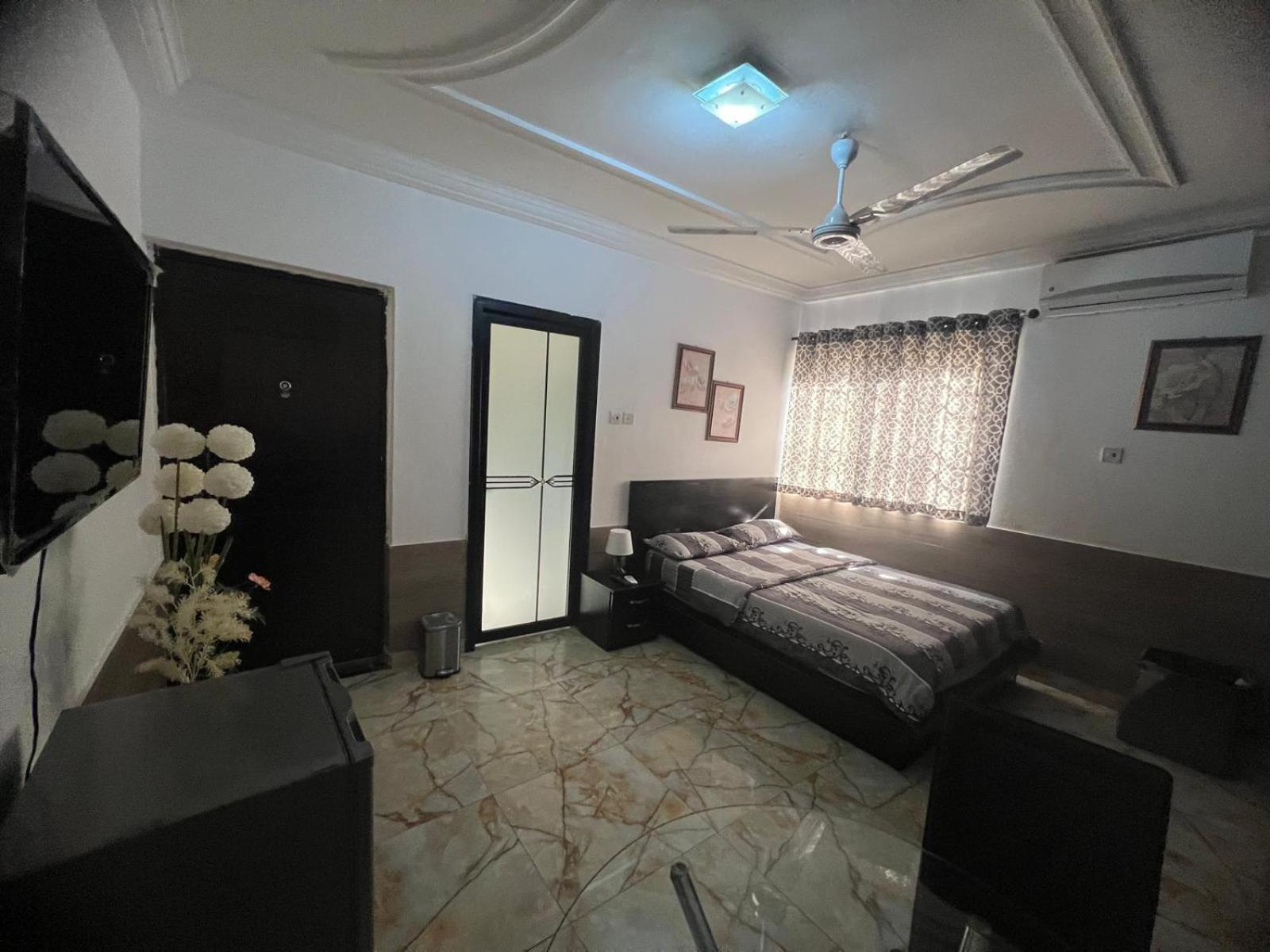 Nesta Barron -Home Away From Home North Legon エクステリア 写真