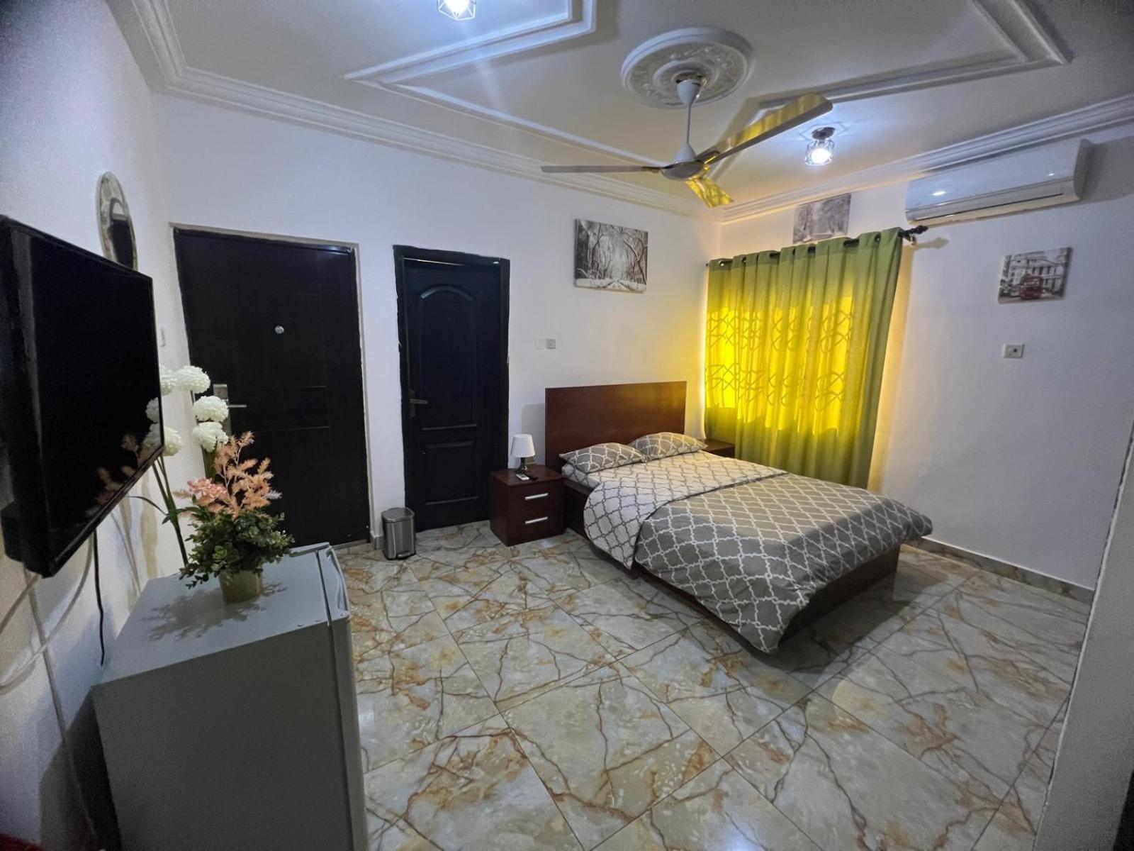 Nesta Barron -Home Away From Home North Legon エクステリア 写真