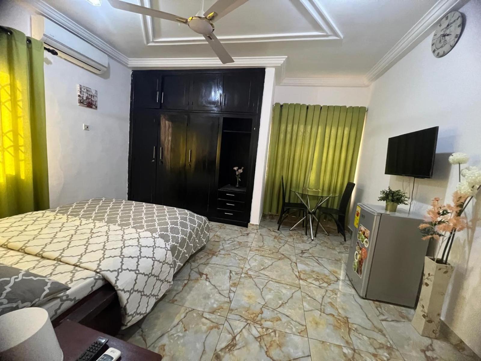 Nesta Barron -Home Away From Home North Legon エクステリア 写真