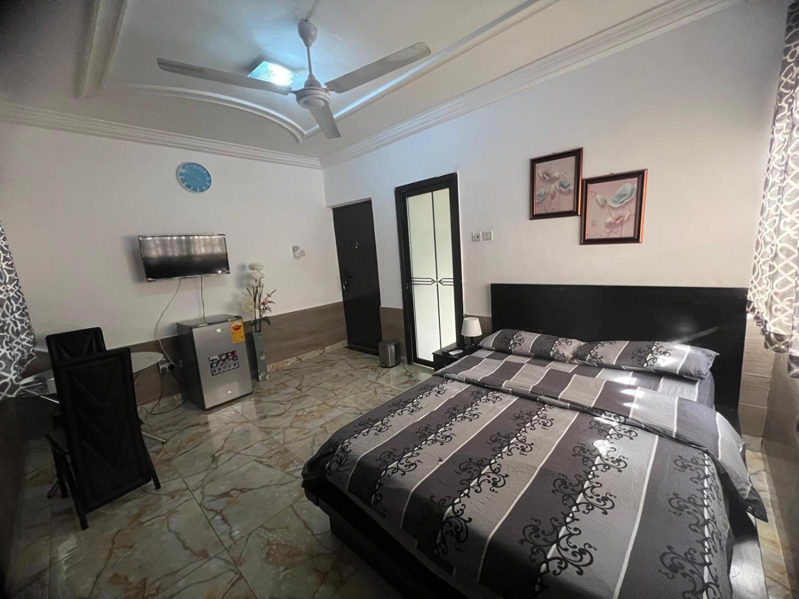 Nesta Barron -Home Away From Home North Legon エクステリア 写真