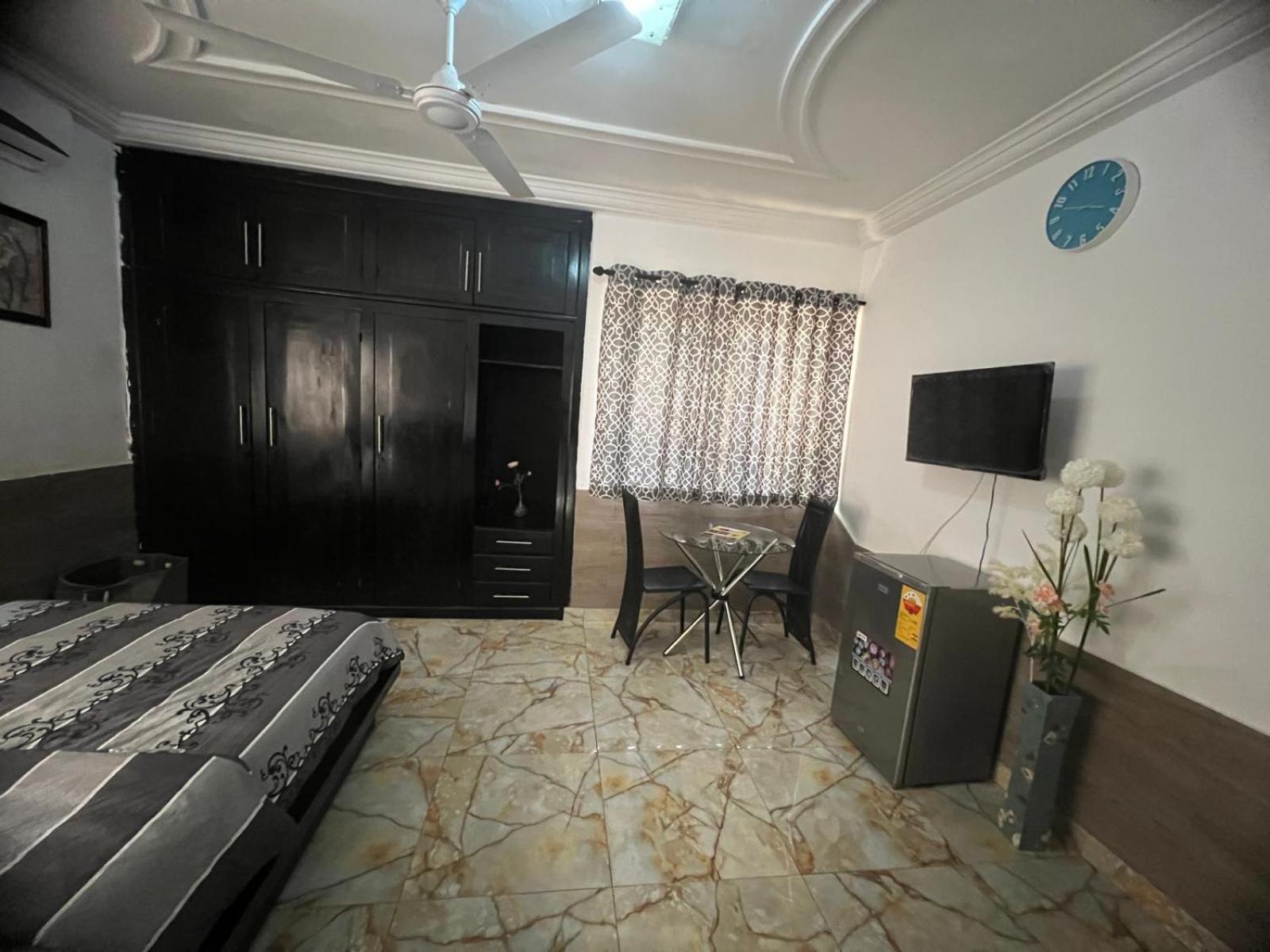 Nesta Barron -Home Away From Home North Legon エクステリア 写真